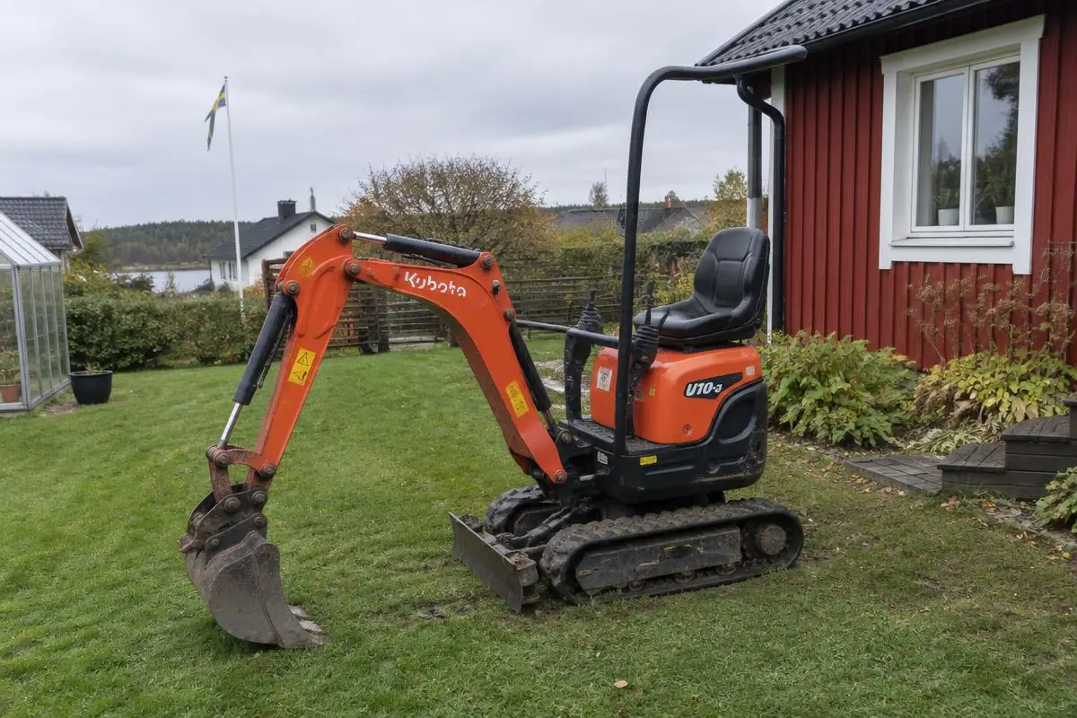 Kubota U10-3 minigrävare för uthyrning på villatomt i Stockholm